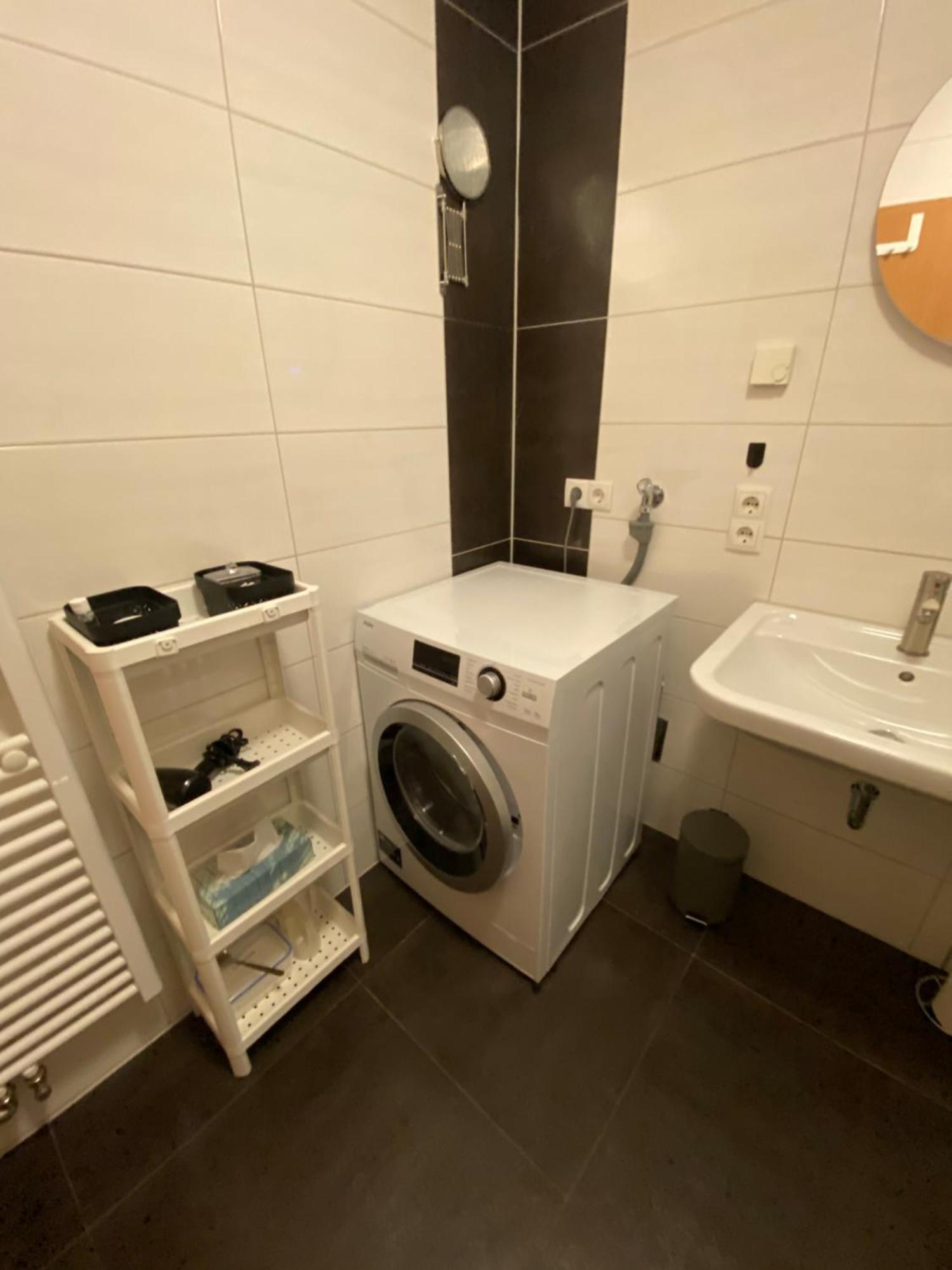 Gross, Modern, Vollausgestattet, Gemuetlich Mit Kueche Und Parkplatz Fuer Urlaub Oder Business Appartement