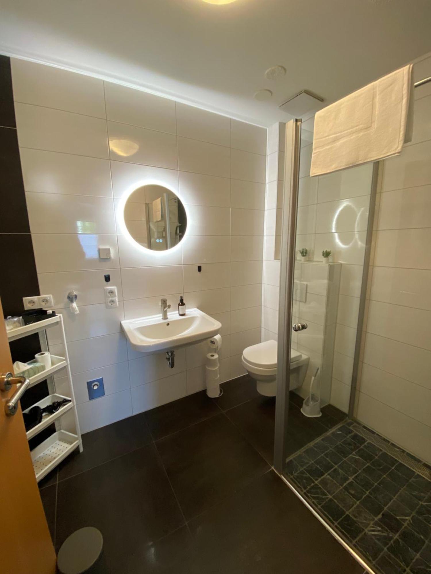 Appartement Gross, Modern, Vollausgestattet, Gemuetlich Mit Kueche Und Parkplatz Fuer Urlaub Oder Business *