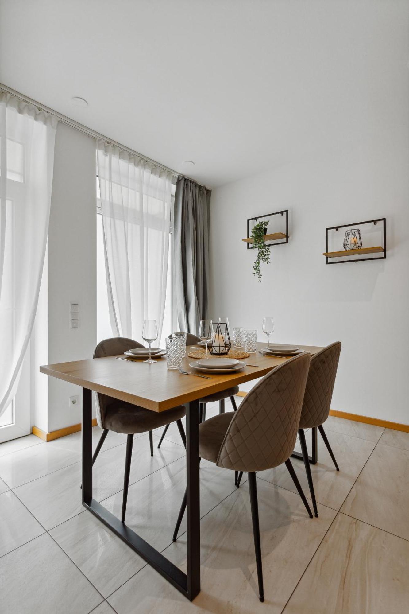 Gross, Modern, Vollausgestattet, Gemuetlich Mit Kueche Und Parkplatz Fuer Urlaub Oder Business Appartement Kettig